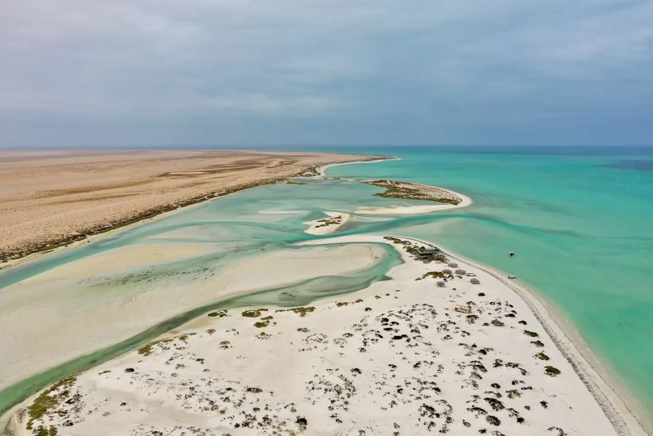 Vue aérienne d’un lagon turquoise et de la côte désertique d’Oman