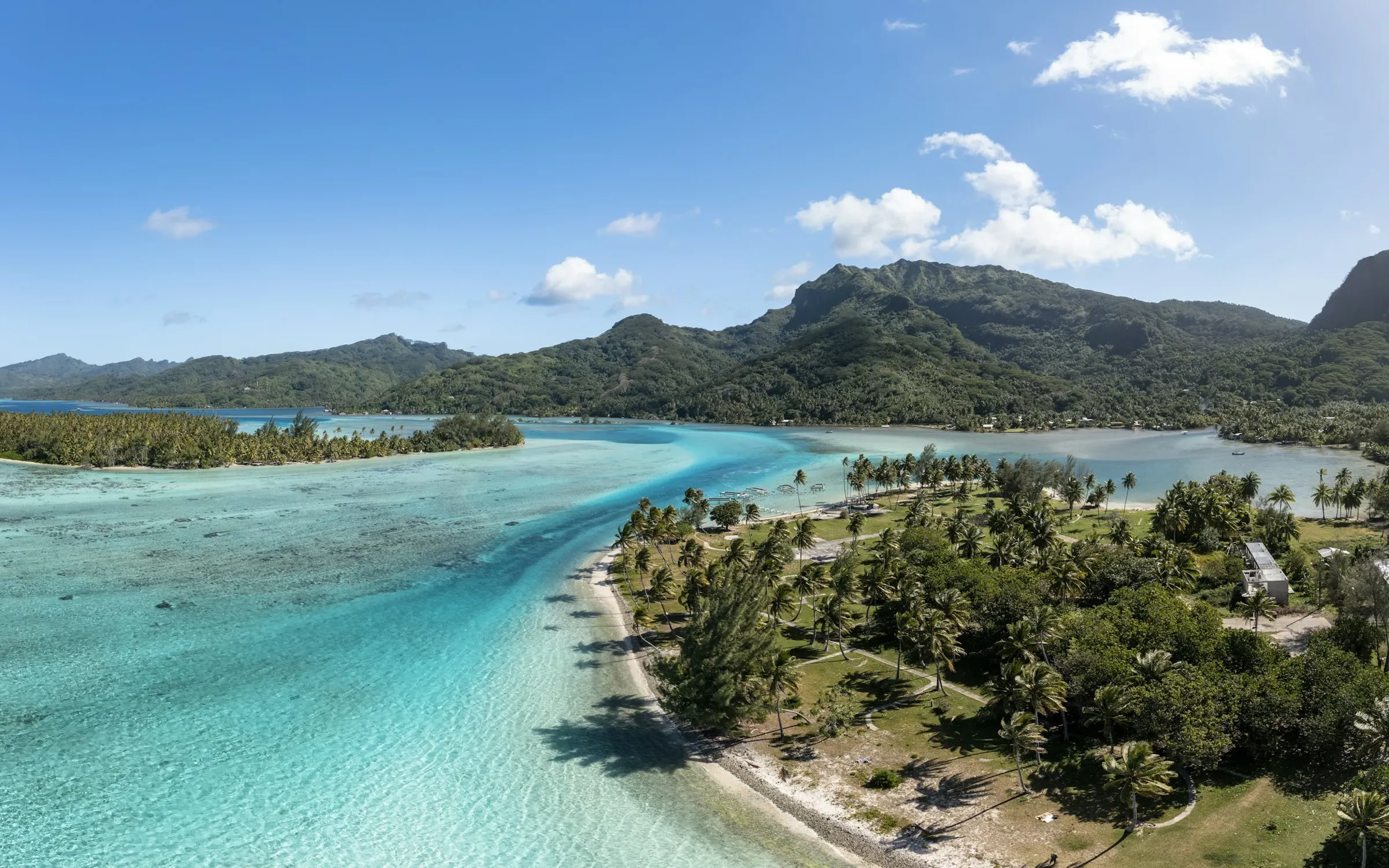 Vue aérienne du lagon et du littoral de Huahine, Polynésie française