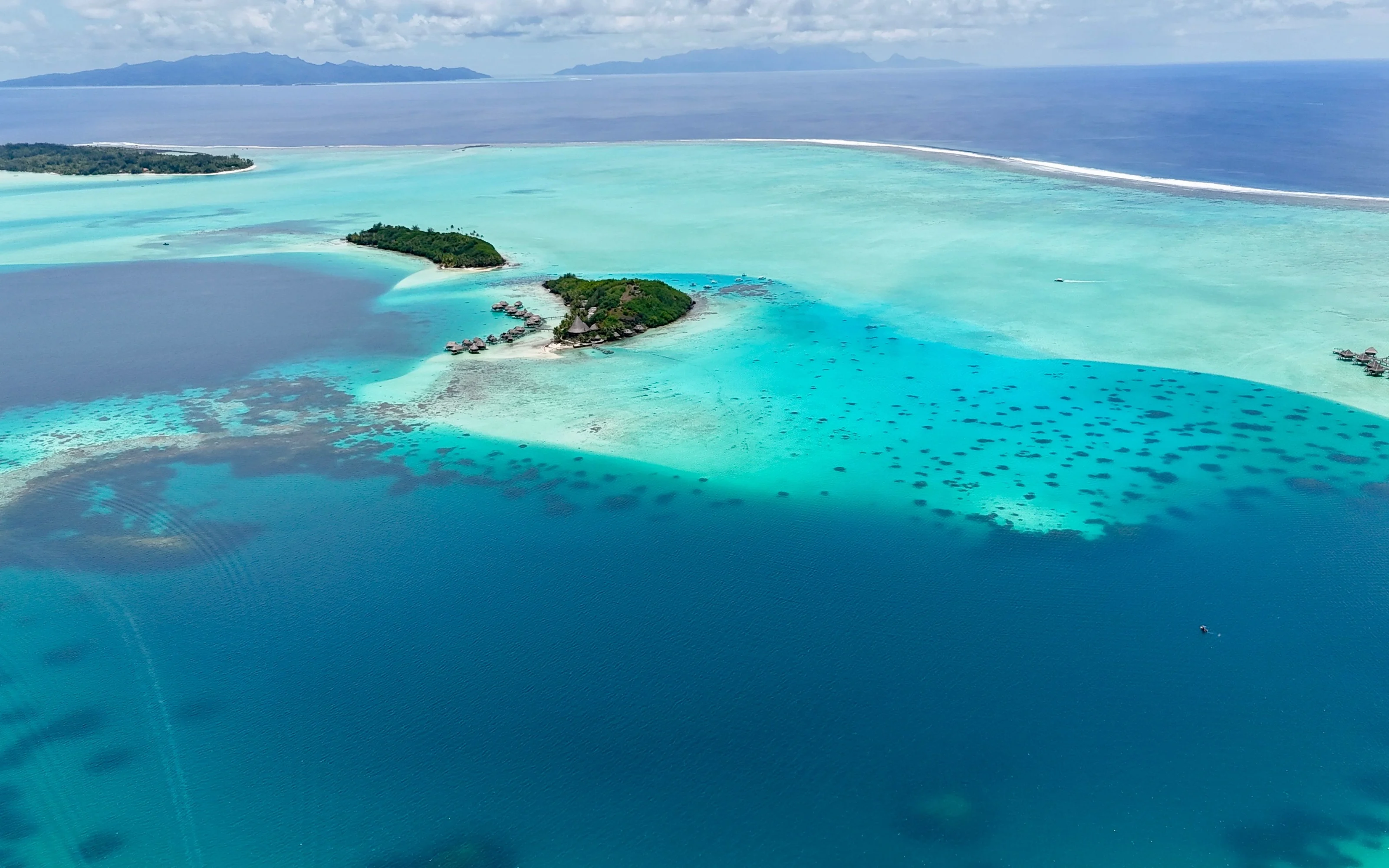 Vue aérienne du lagon turquoise et des motu de Bora Bora, en Polynésie française