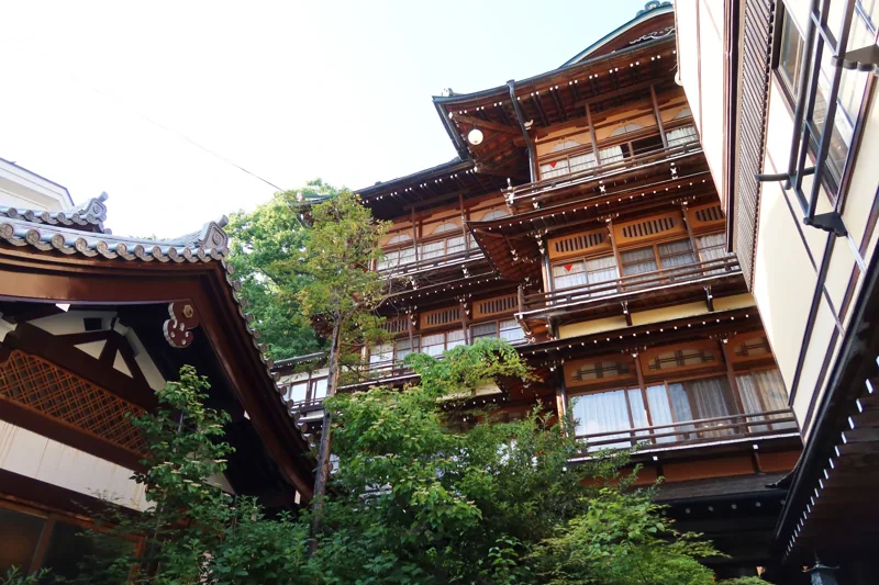 Architecture en bois et végétation autour d’un ryokan à Yamanouchi, au Japon