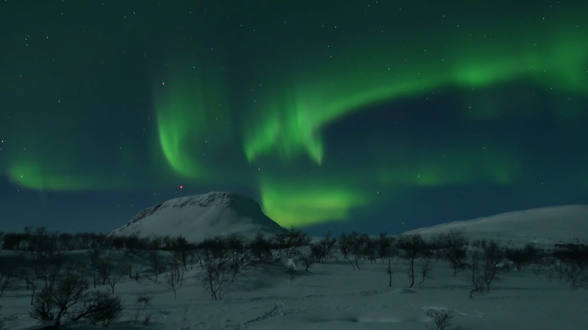Aurore boréale au-dessus du mont Saana, en Laponie finlandaise
