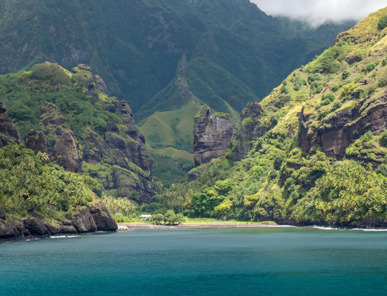 Baie bordée de reliefs verdoyants à Fatu Hiva, dans les îles Marquises