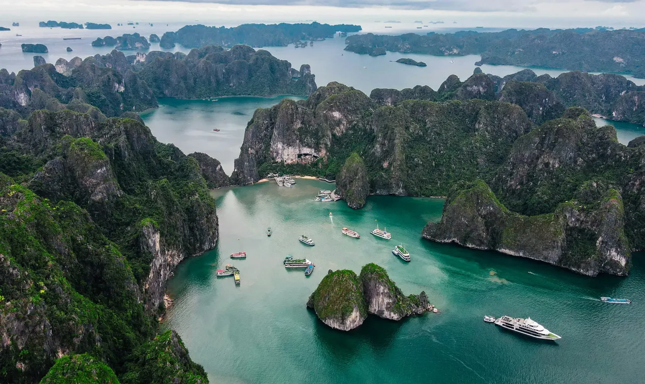 Baie d’Ha Long, Vietnam — îlots et eaux turquoise