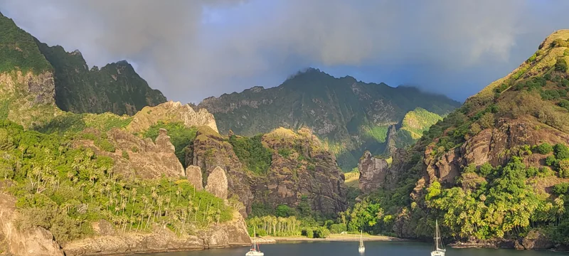 Baie de Hanavave et reliefs de Fatu Hiva dans les îles Marquises