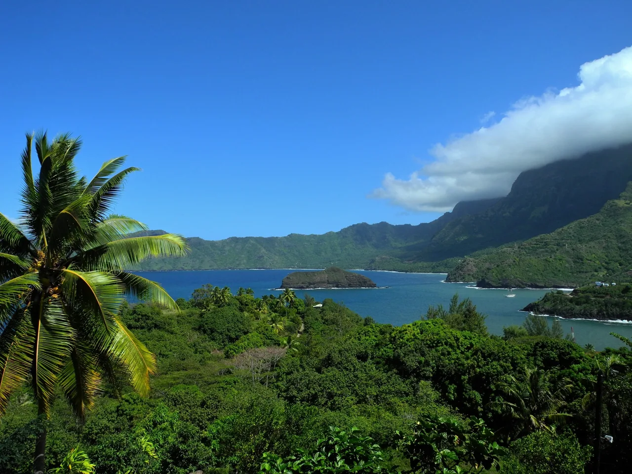 Baie de Taha Uku et reliefs de Hiva Oa aux Marquises