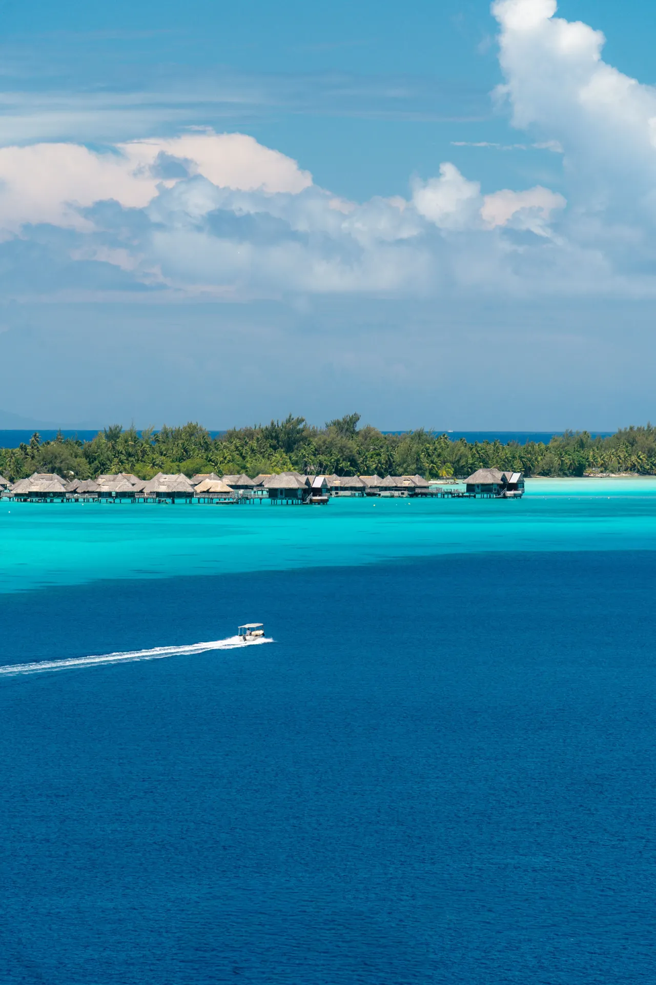 Bungalows au bord du lagon de Bora Bora, vus depuis la mer