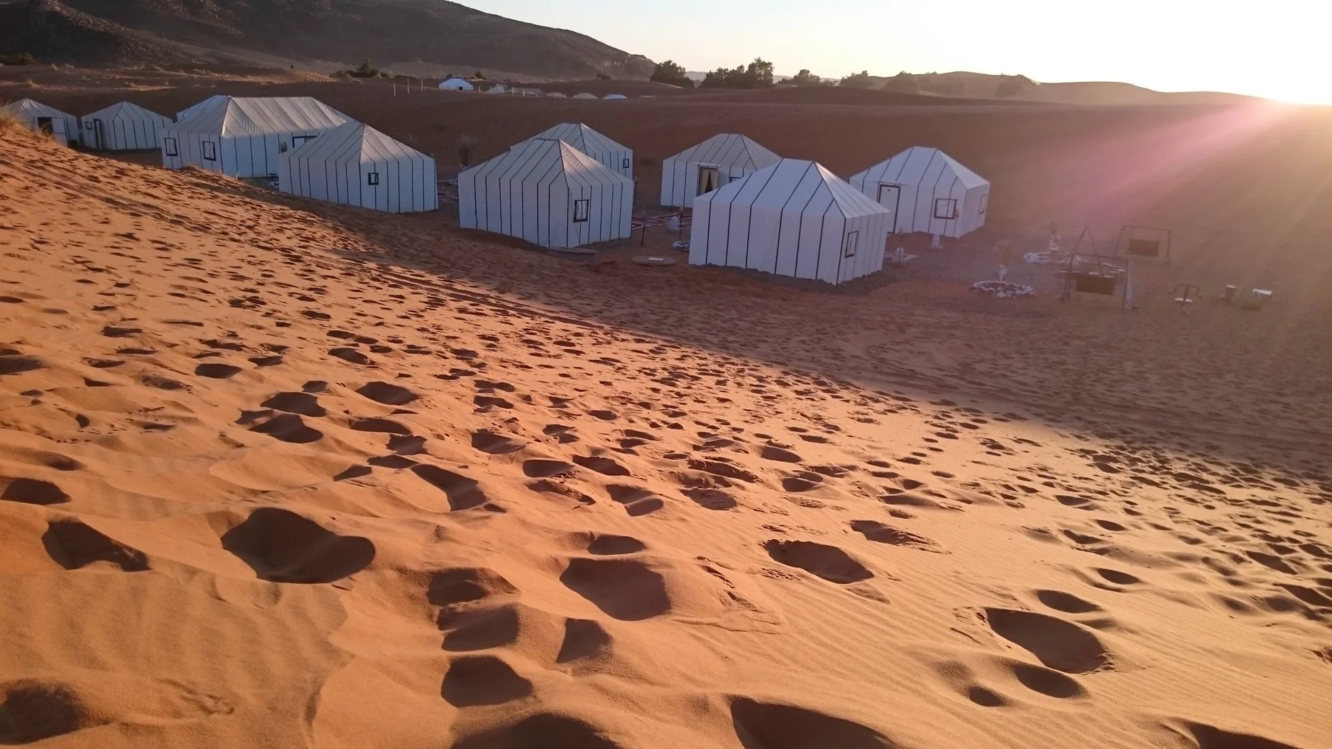 Camp de tentes dans les dunes près de Merzouga au Maroc