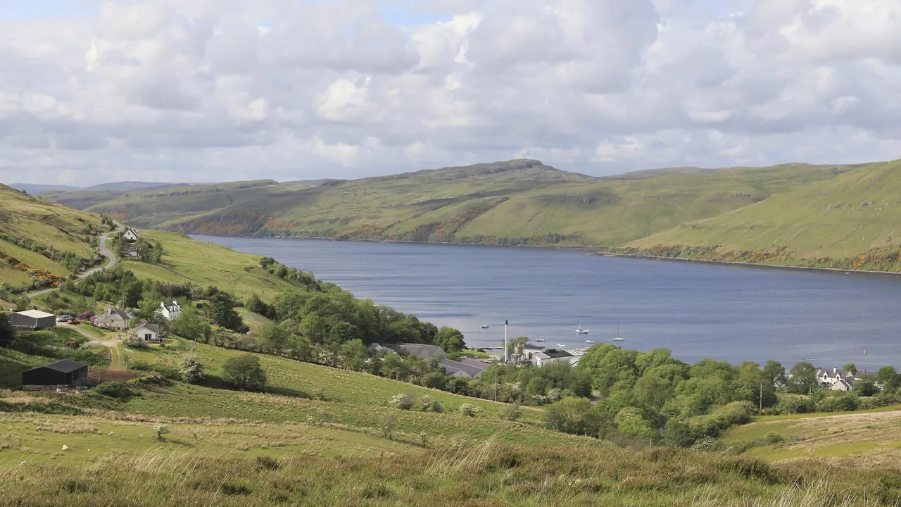 Carbost i el llac Harport a l’illa de Skye