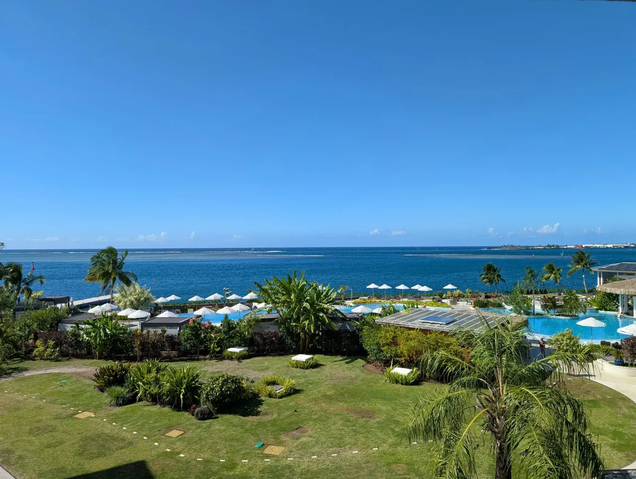 Vue sur la côte depuis l’hôtel Hilton à Tahiti — illustration de destination