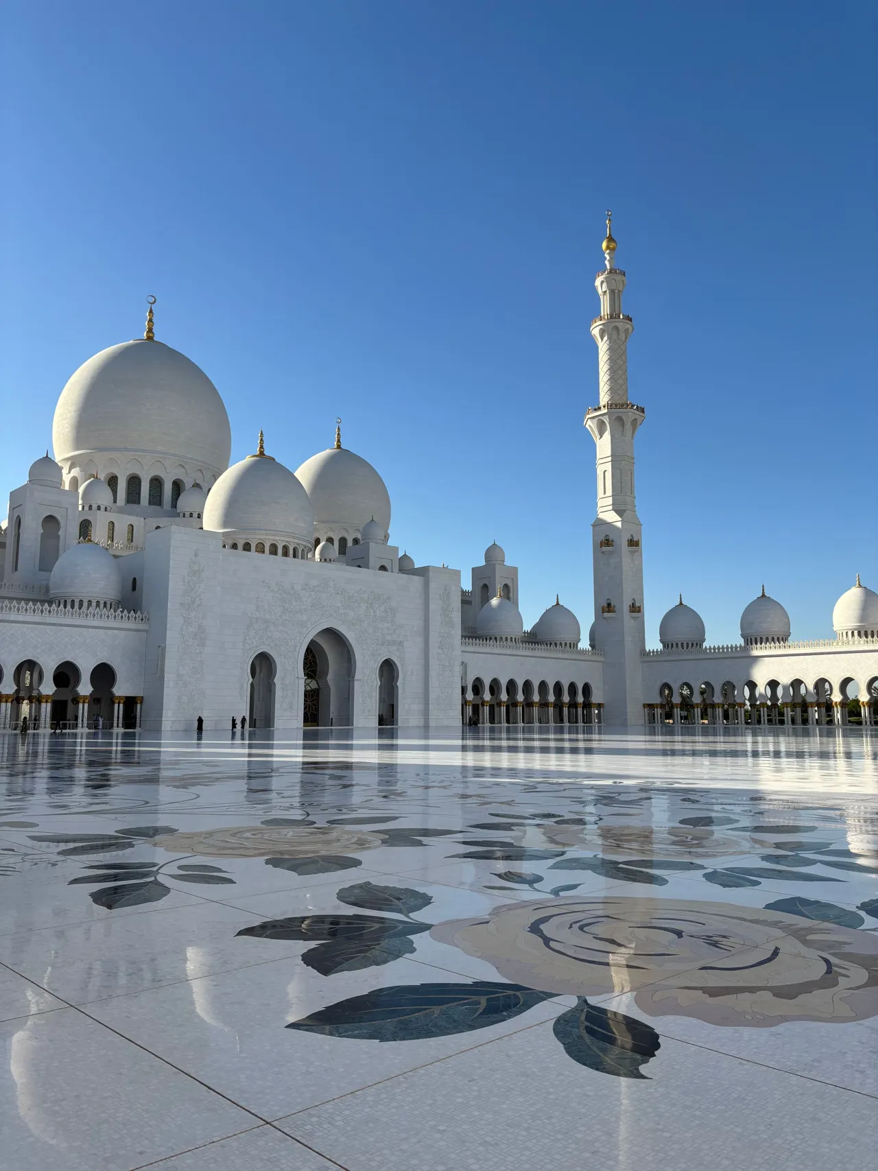 Cúpules blanques i reflexos de la Gran Mesquita Sheikh Zayed a Abu Dhabi