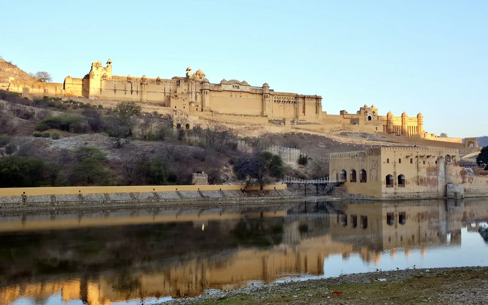 Le fort d’Amber et son reflet dans le lac près de Jaipur