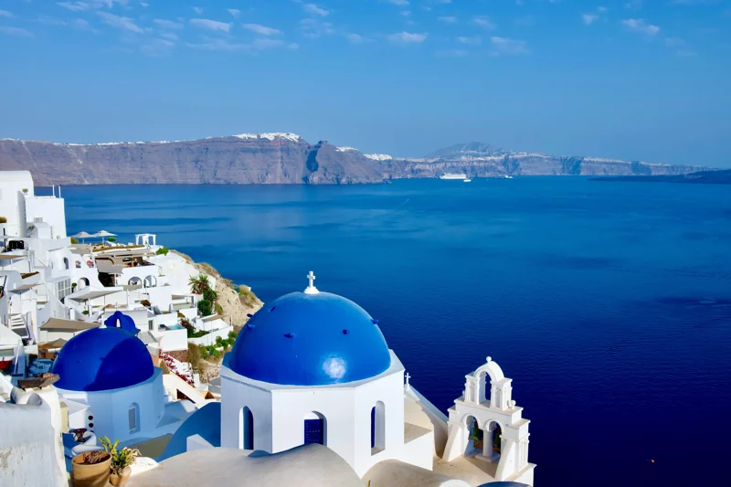 Les dômes bleus de Fira et la caldeira de Santorin face à la mer Égée