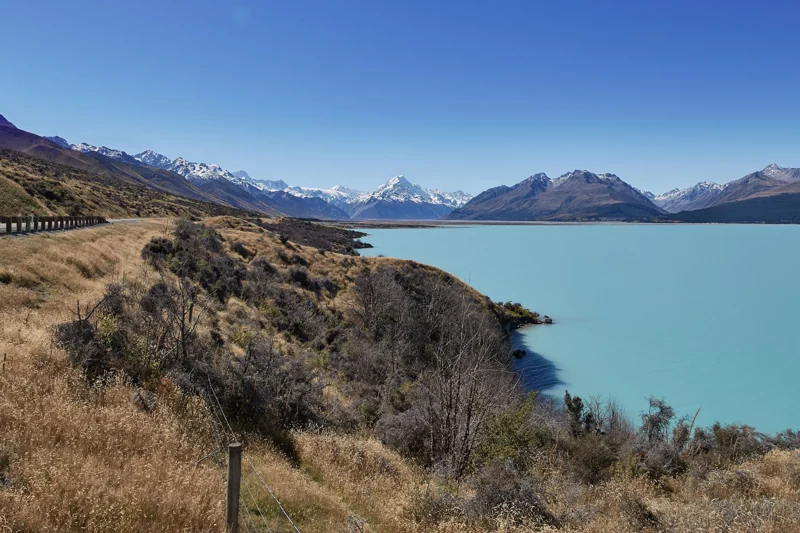 Le lac Pukaki et les sommets des Alpes du Sud en Nouvelle-Zélande