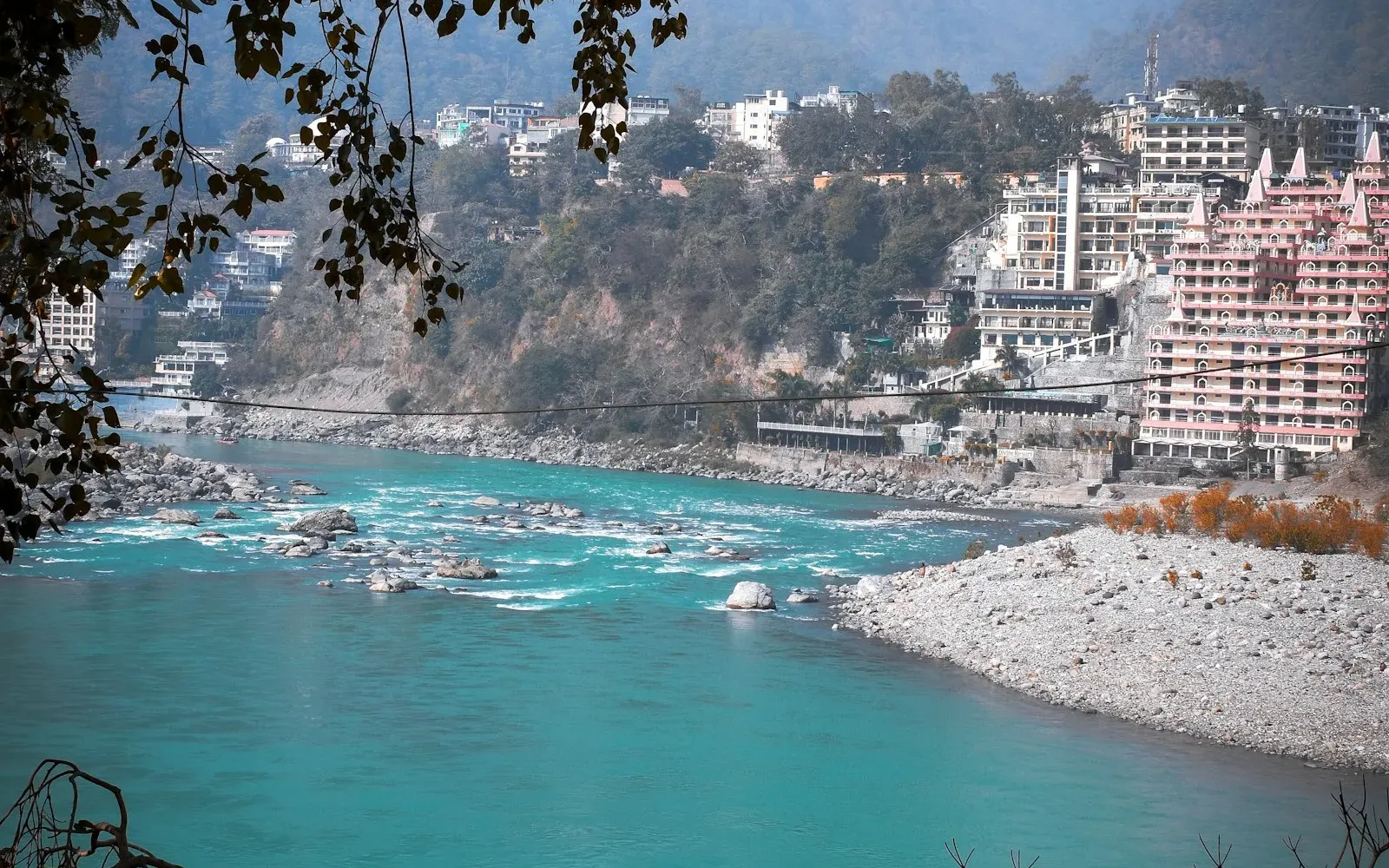Le Gange au pied des montagnes à Rishikesh