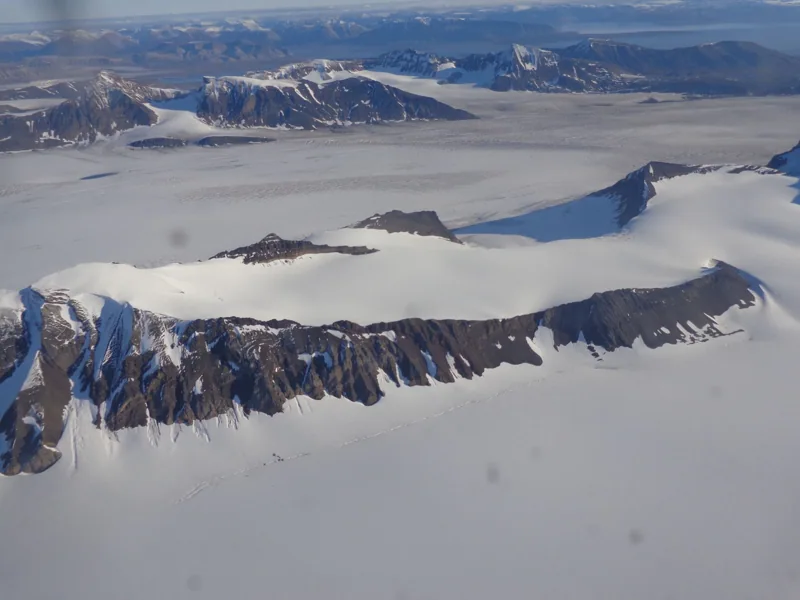 Glacier et reliefs du Svalbard vus du ciel