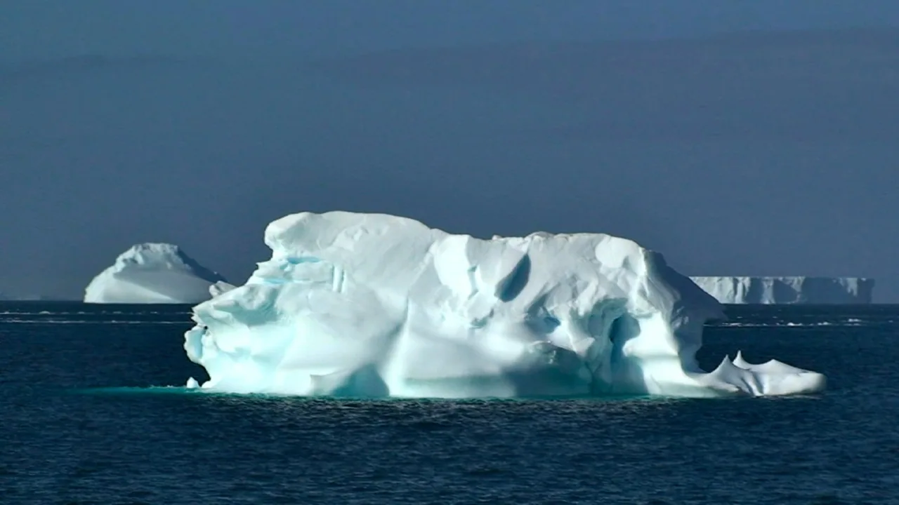 Iceberg dans les eaux de la péninsule Antarctique