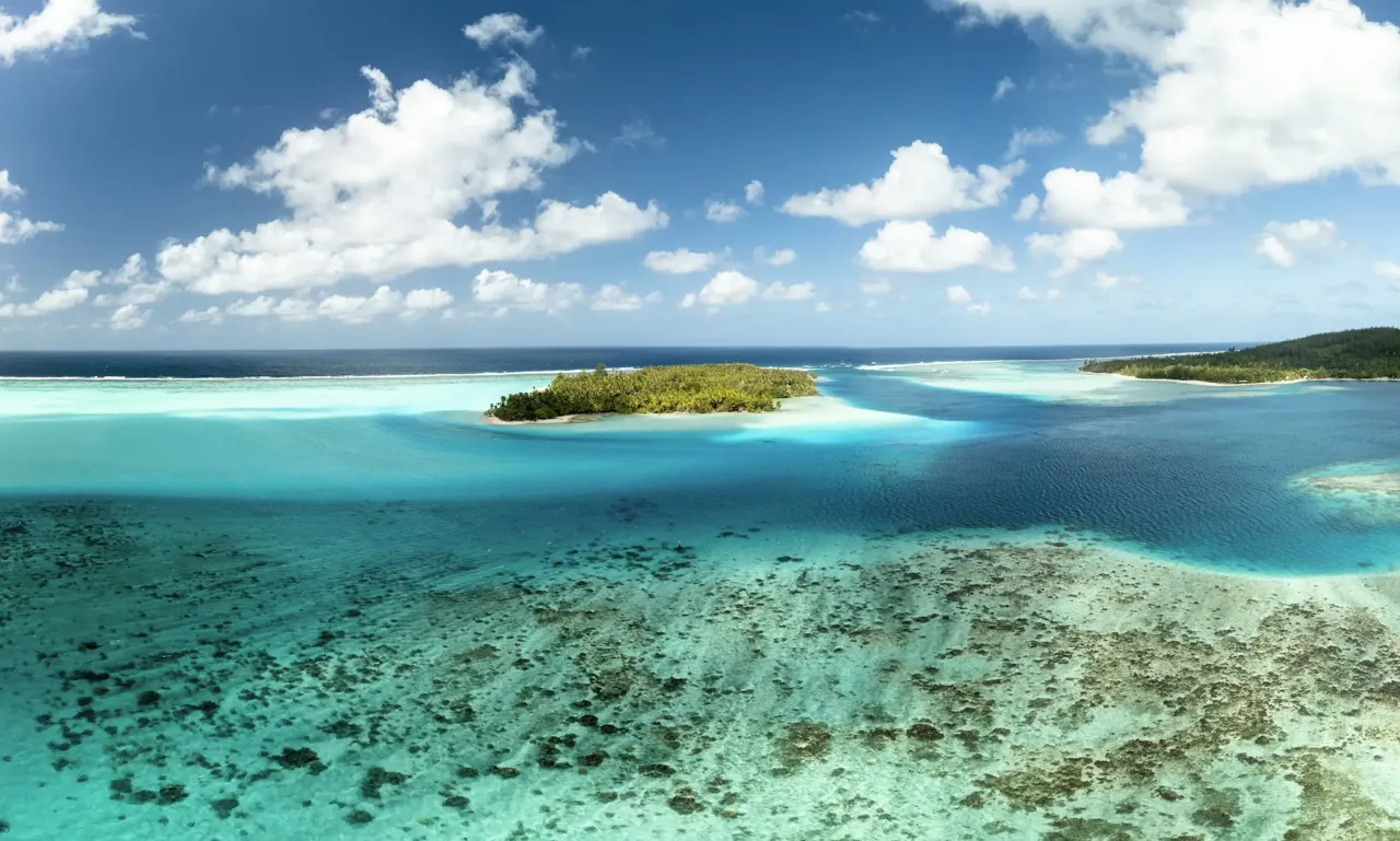 Îlot et lagon turquoise de Huahine vus du ciel