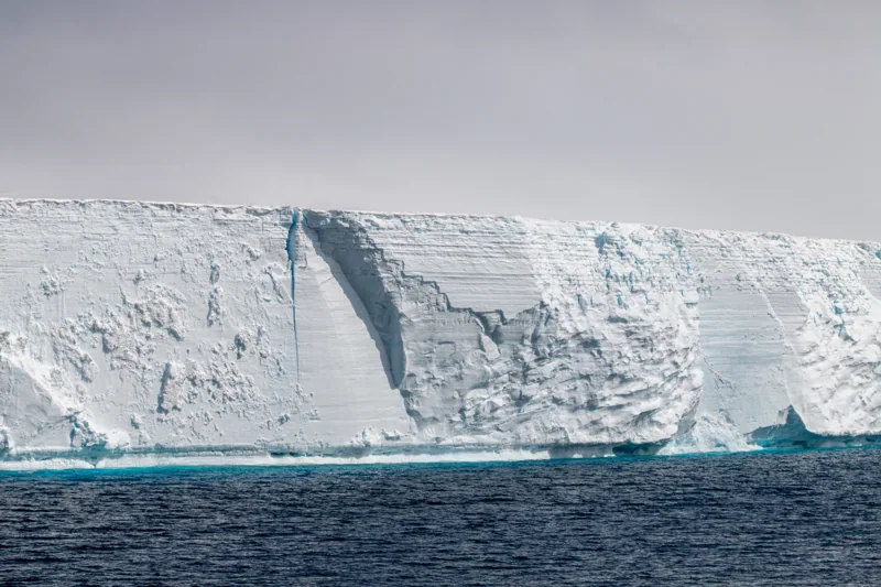 Immense iceberg dans les eaux de l’Antarctique