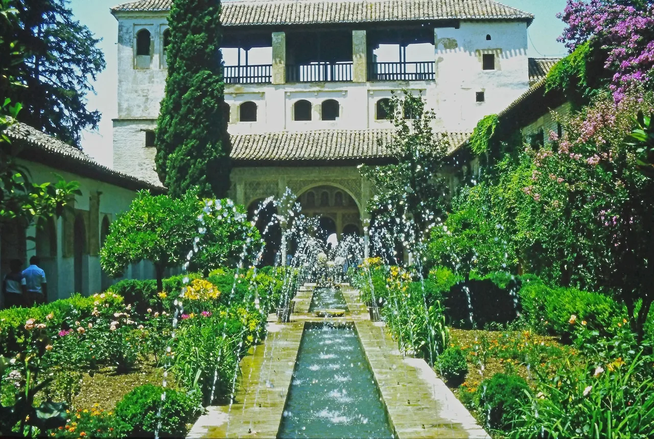 Un jardin et sa fontaine à l’Alhambra de Grenade