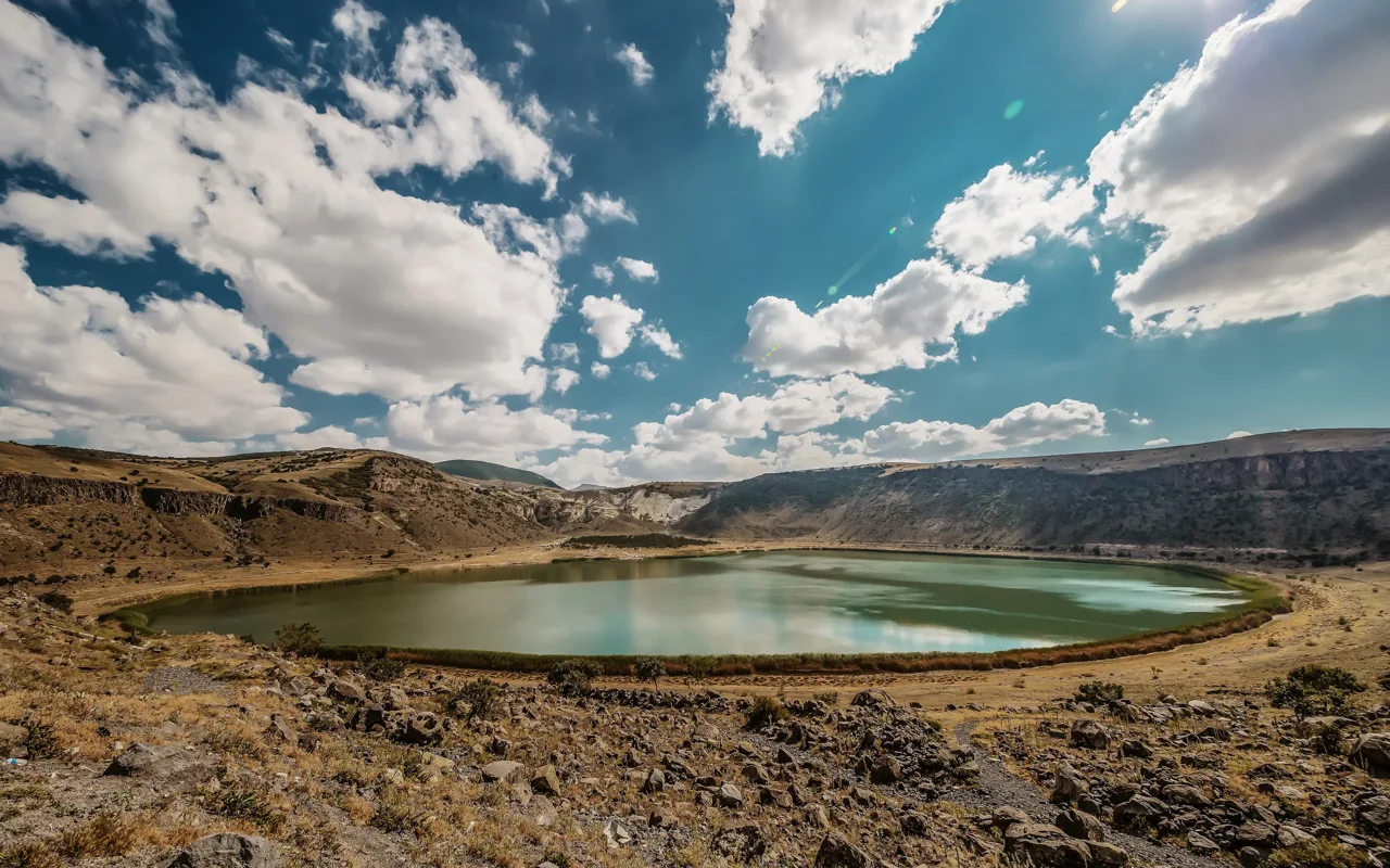 Le lac de cratère de Narlıgöl en Cappadoce