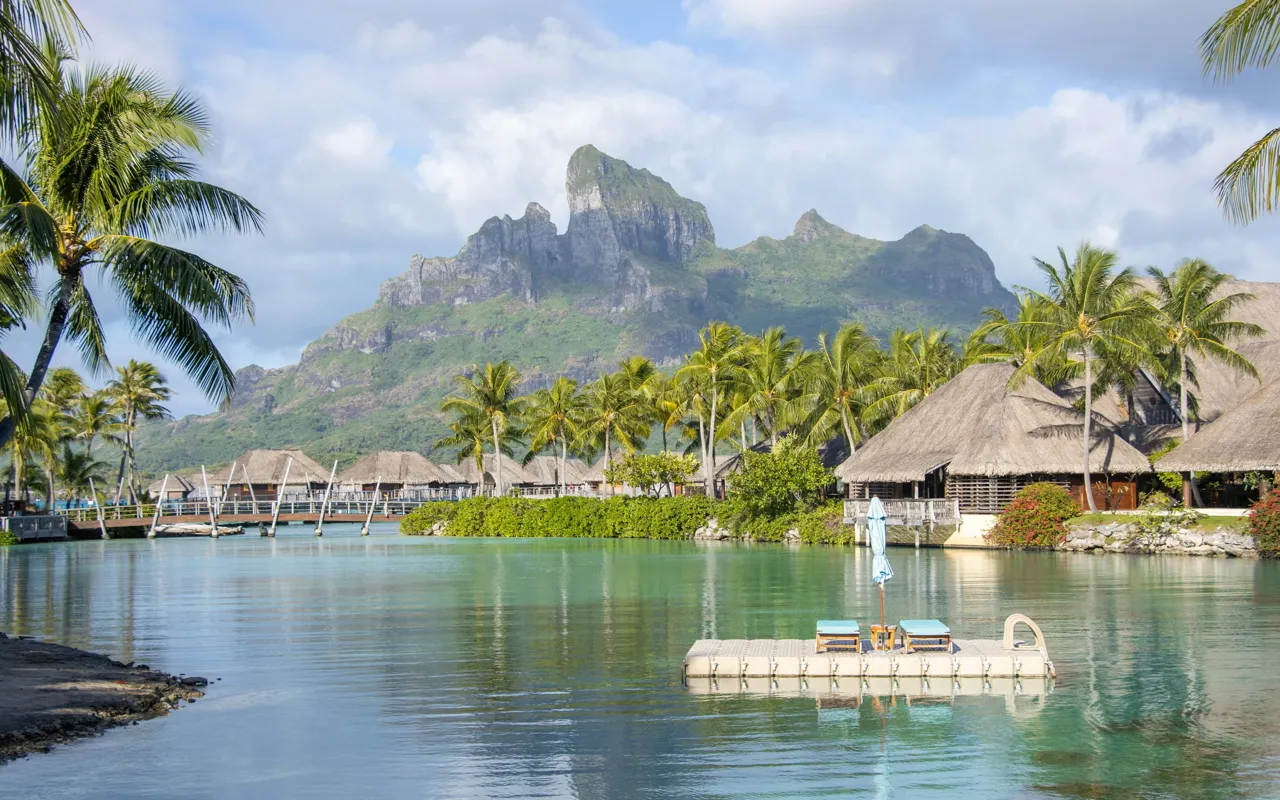 Lagon de Bora Bora, bungalows sur pilotis et mont Otemanu en Polynésie française