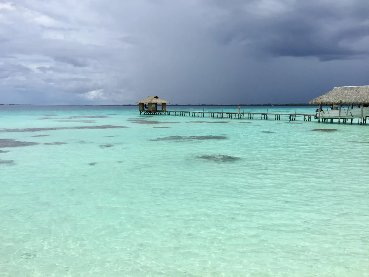 Lagon de Fakarava et ponton dans les Tuamotu