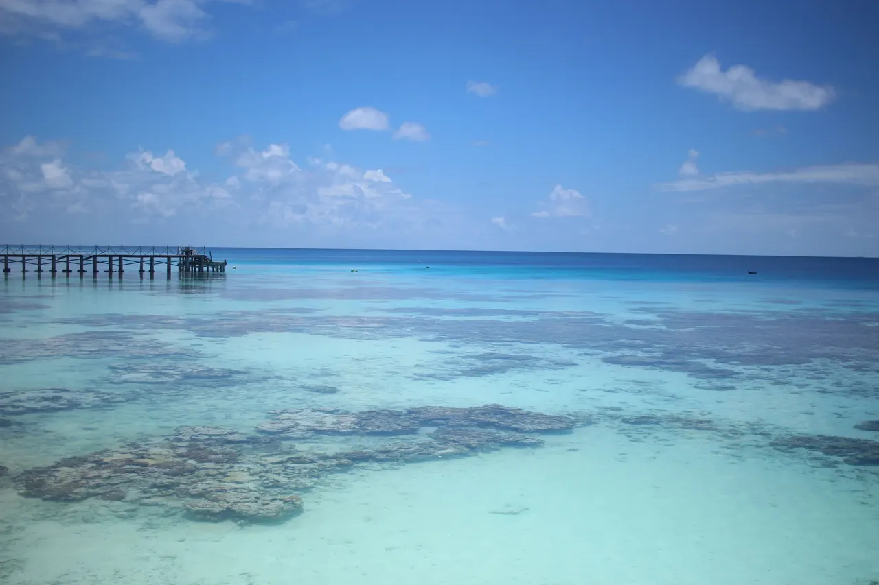 Lagon limpide et ponton dans les îles Tuamotu, en Polynésie française