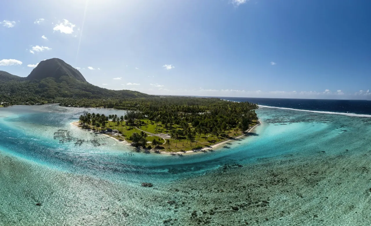 Lagon et reliefs de Huahine vus du ciel