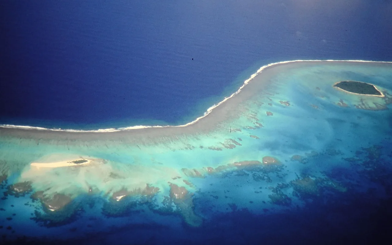 L’île de ʻAtā et ses eaux turquoise, aux Tonga