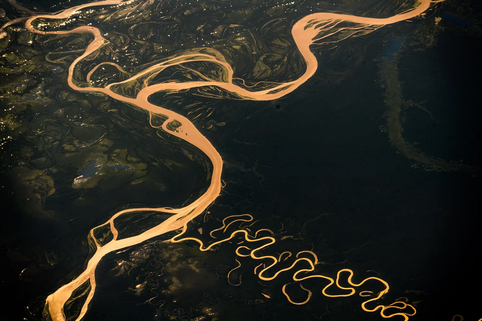 Méandres d’un fleuve dans la forêt amazonienne au Brésil