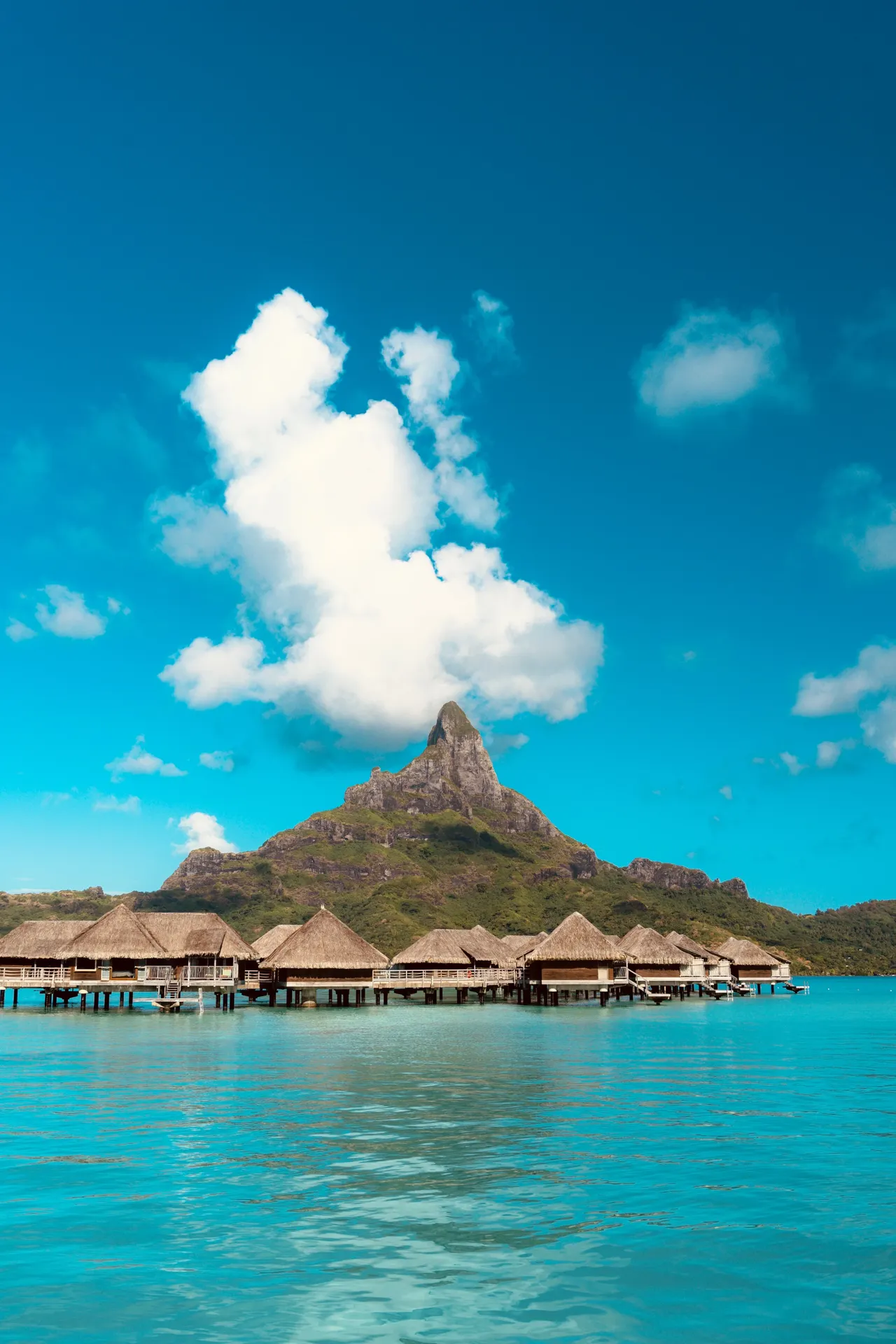 Le mont Otemanu derrière les bungalows et le lagon de Bora Bora