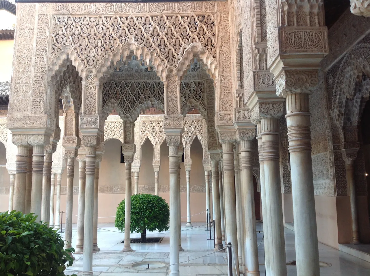 Le patio des Lions à l’Alhambra de Grenade