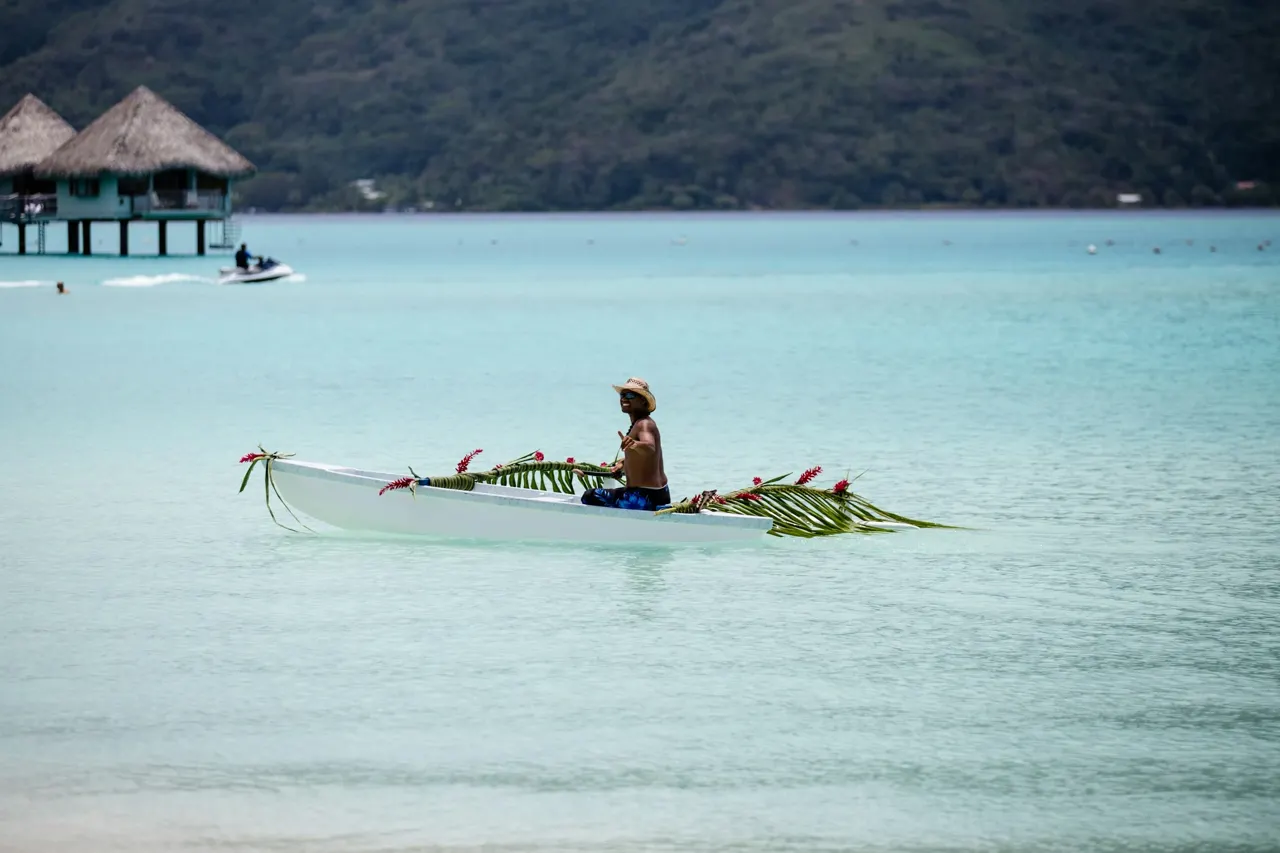 Une pirogue traditionnelle sur le lagon de Bora Bora