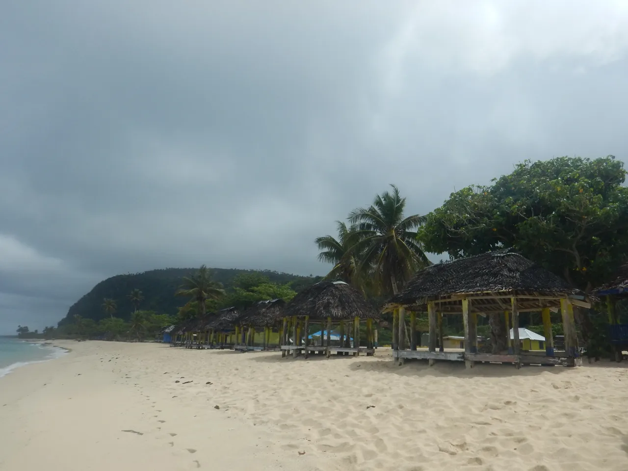 La platja de Lalomanu i els seus fales, a Samoa