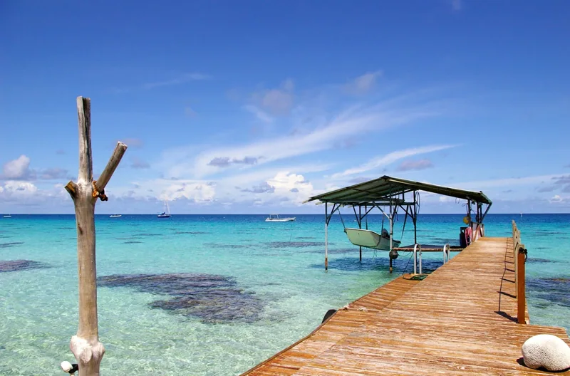 Ponton et eaux turquoise de Fakarava