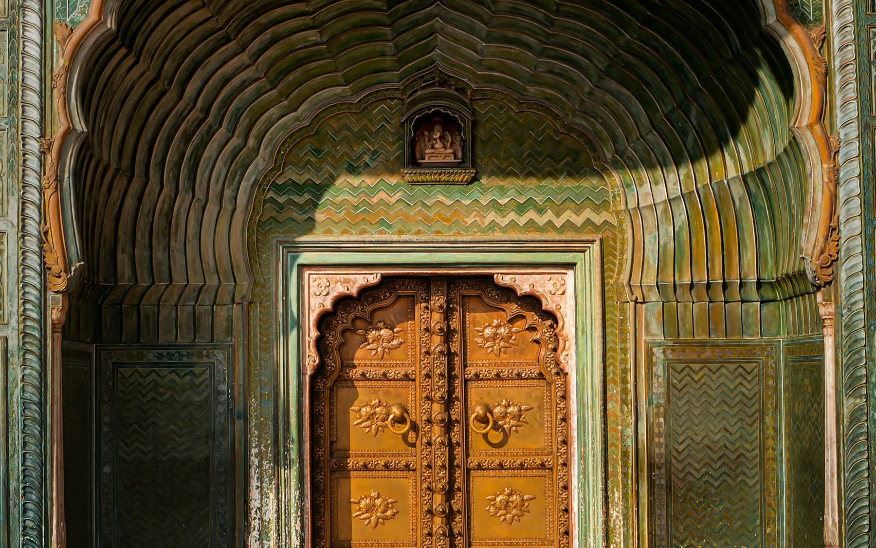 Une porte ouvragée et ses motifs verts au palais de Jaipur
