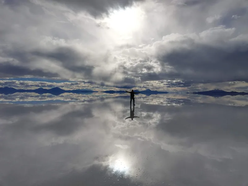 Reflet d’une silhouette dans le Salar d’Uyuni