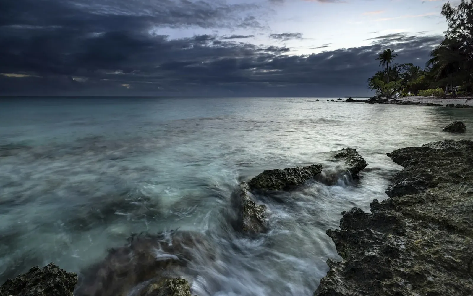 Le rivage de Rangiroa, dans les Tuamotu