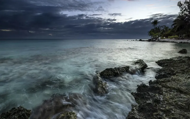 Le rivage de Rangiroa, dans les Tuamotu