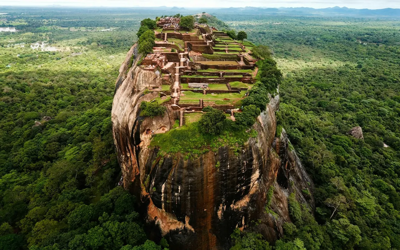 Le rocher de Sigiriya au-dessus de la forêt du Sri Lanka