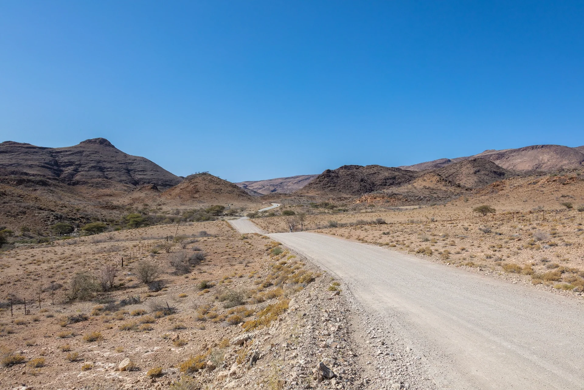Route traversant les reliefs du Namib-Naukluft en Namibie