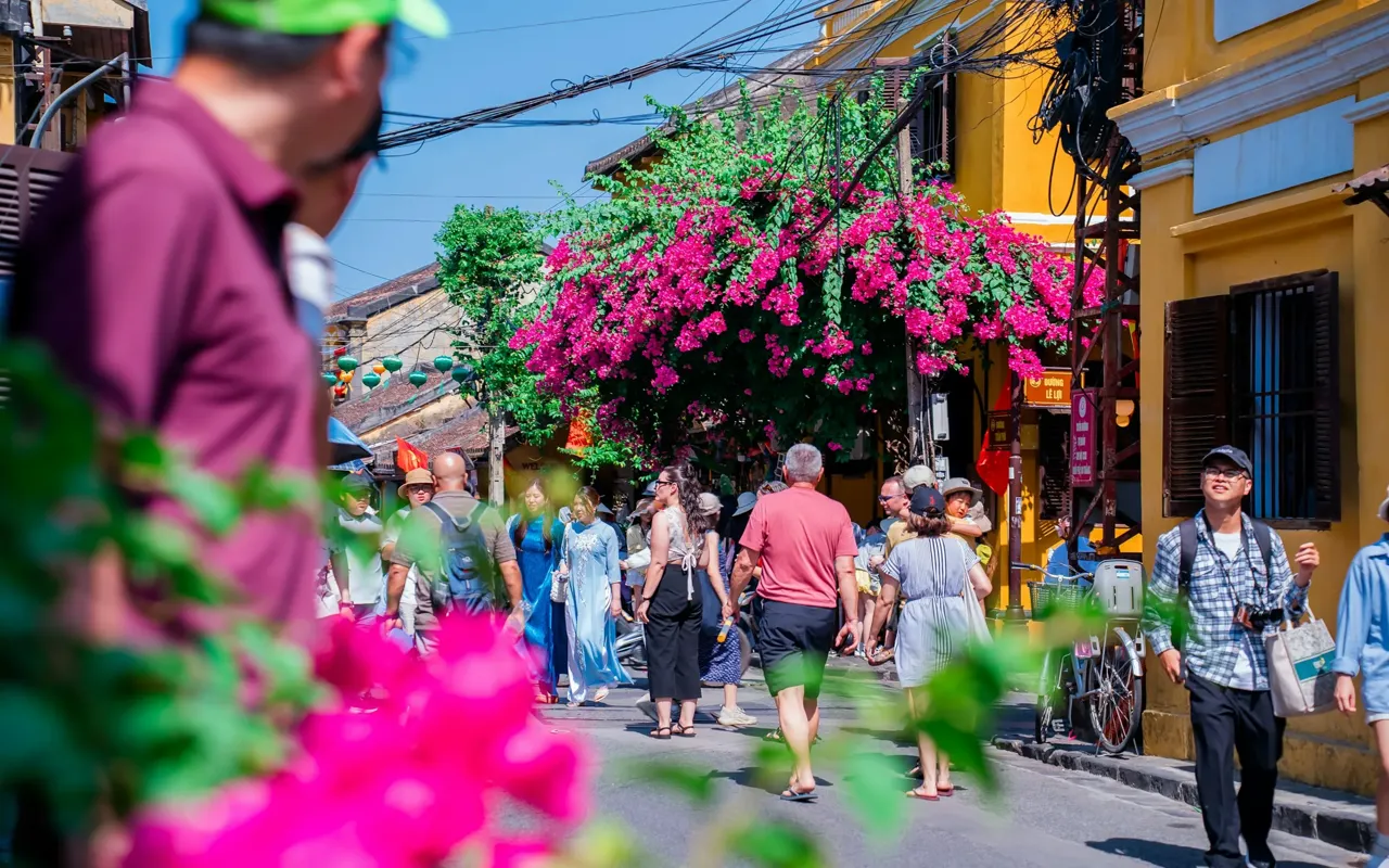 Une rue de Hội An au Vietnam, entre lanternes et façades colorées