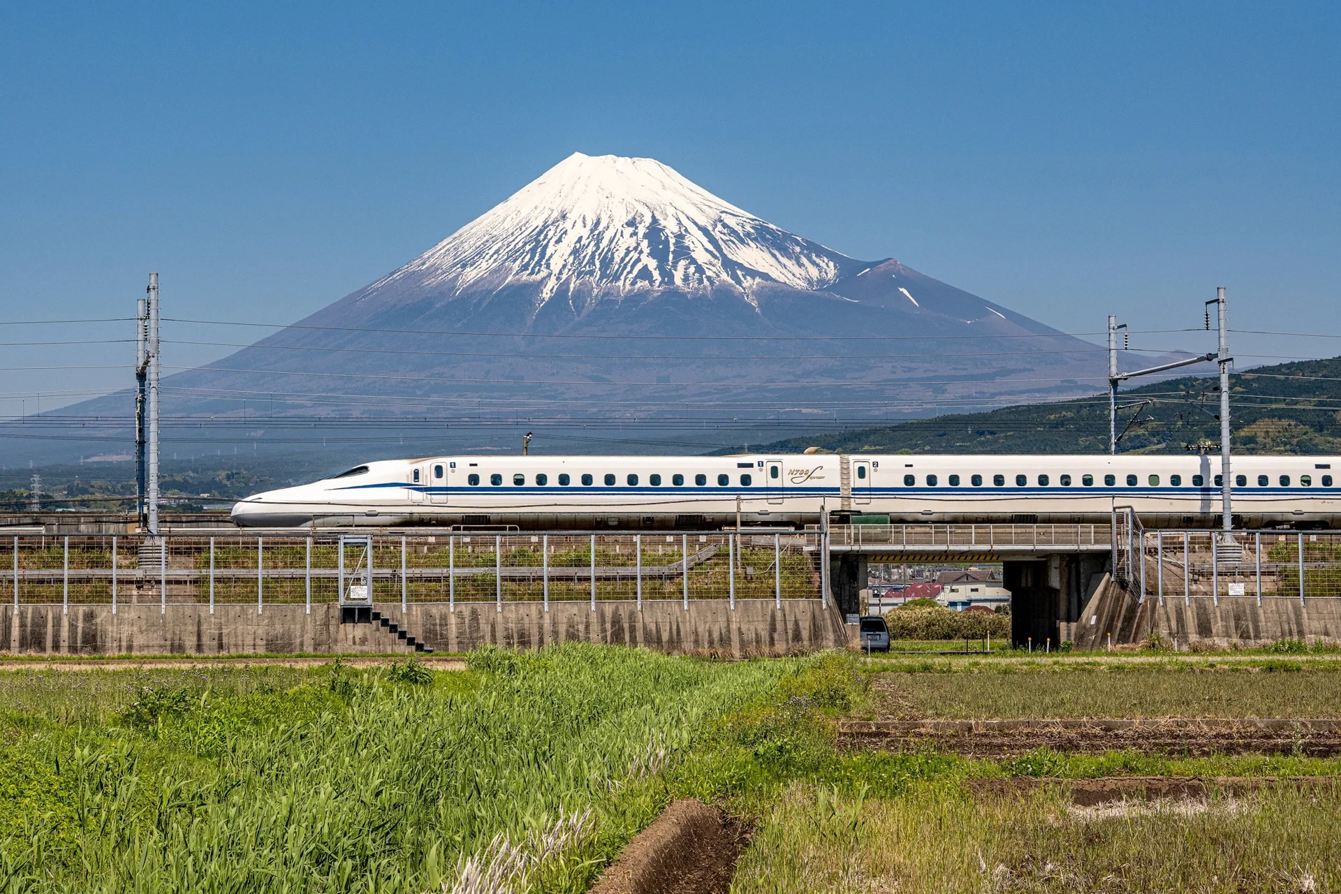 Shinkansen au pied du mont Fuji au Japon