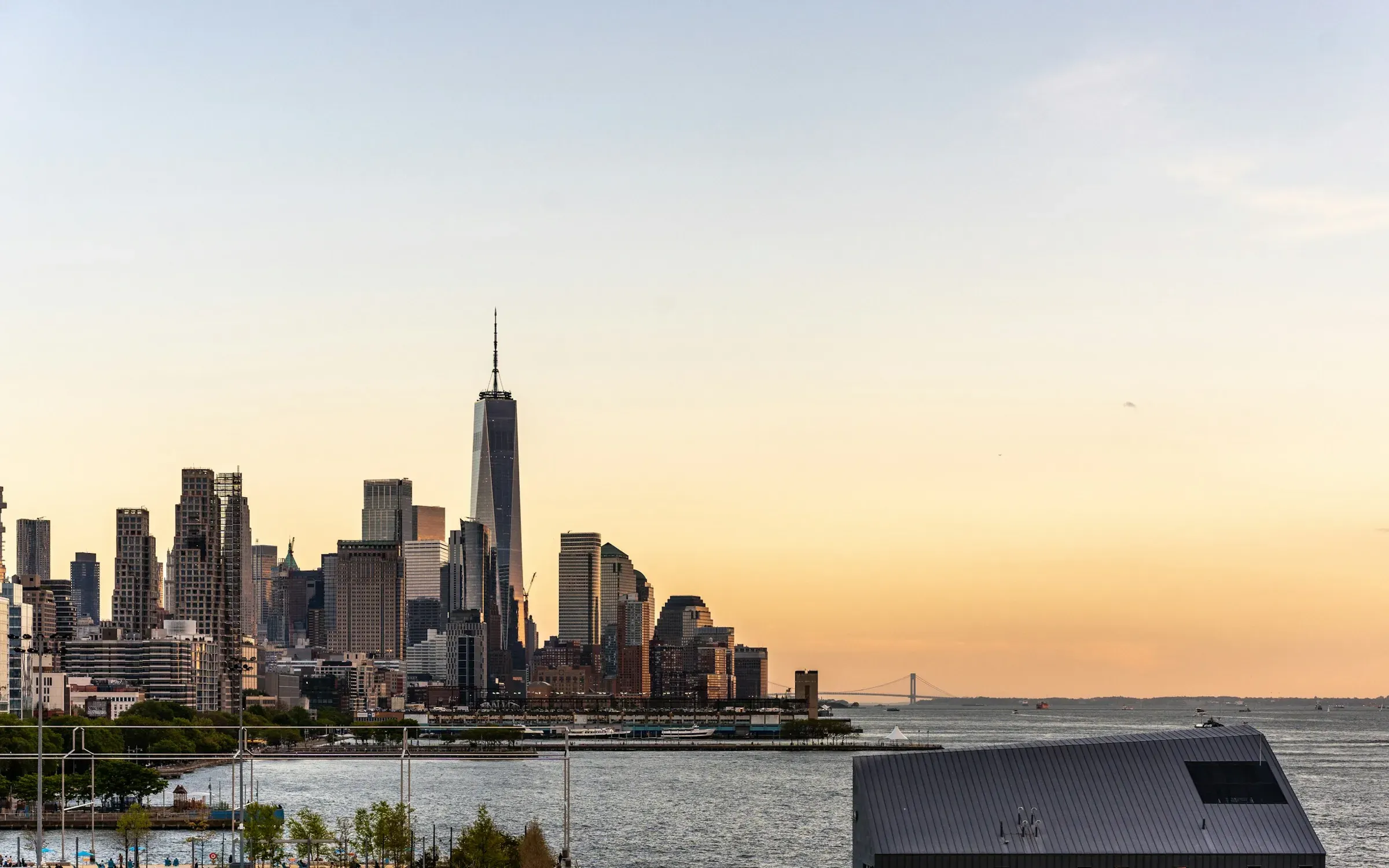 La skyline de New York au-dessus de l’Hudson au coucher du soleil