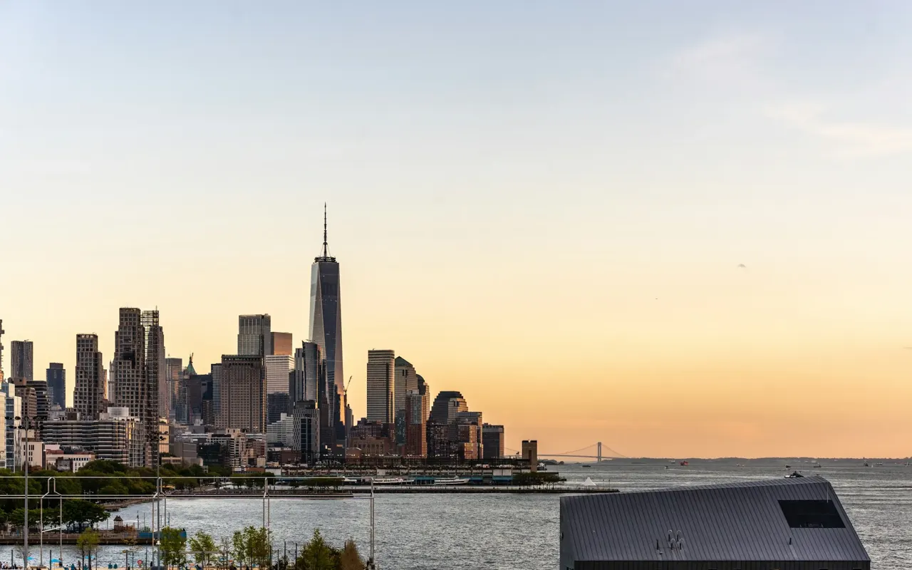 La skyline de New York au-dessus de l’Hudson au coucher du soleil