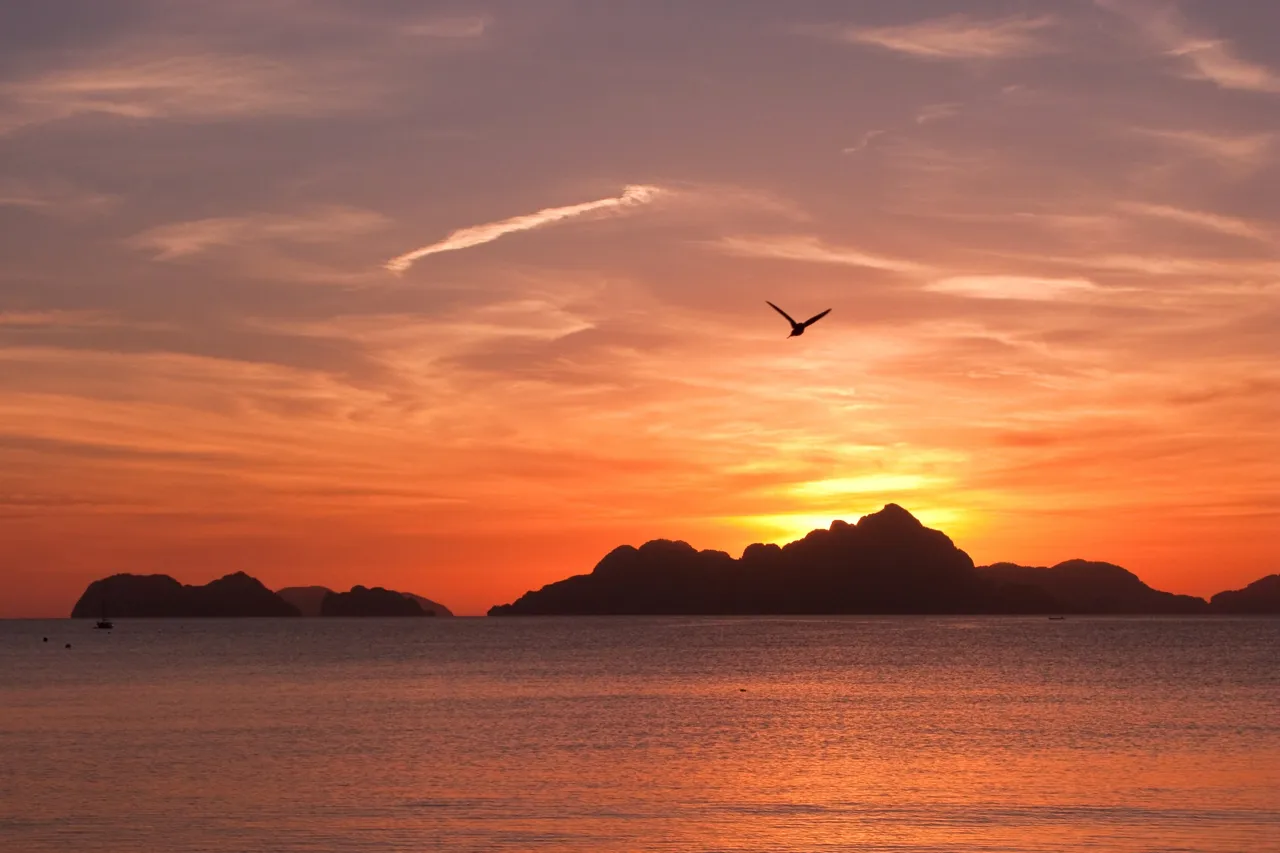 Le soleil se couche derrière les îles de Palawan