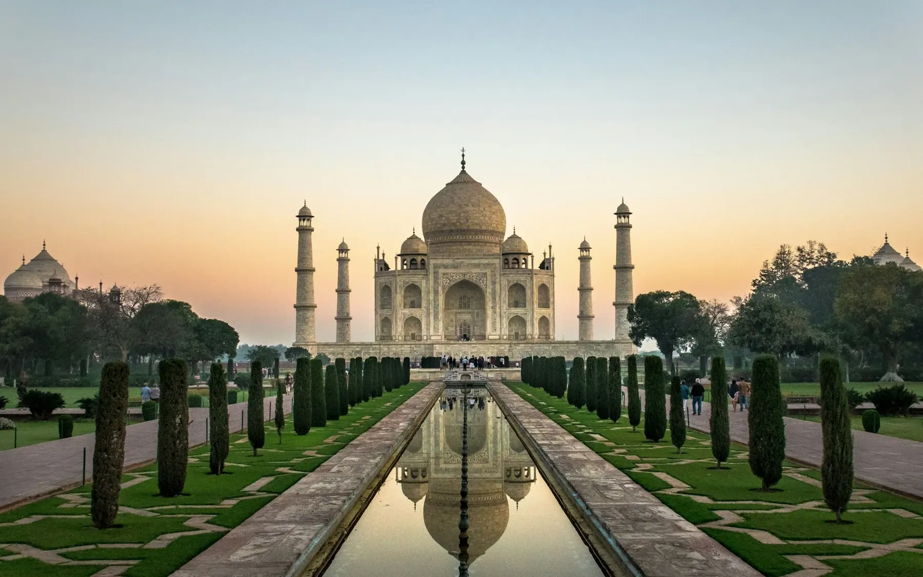 Le Taj Mahal et son bassin à Agra dans la lumière du matin