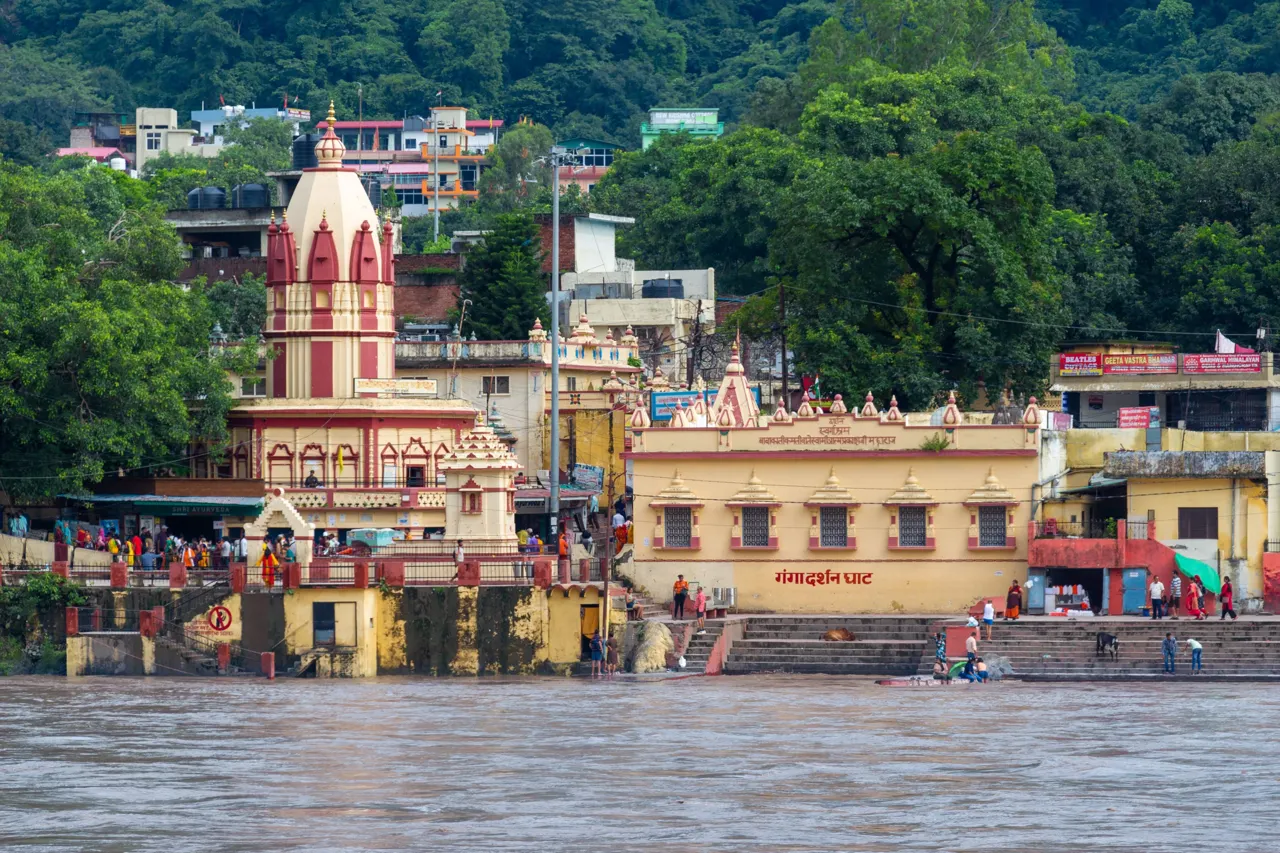 Temple et rives du Gange à Rishikesh, en Inde