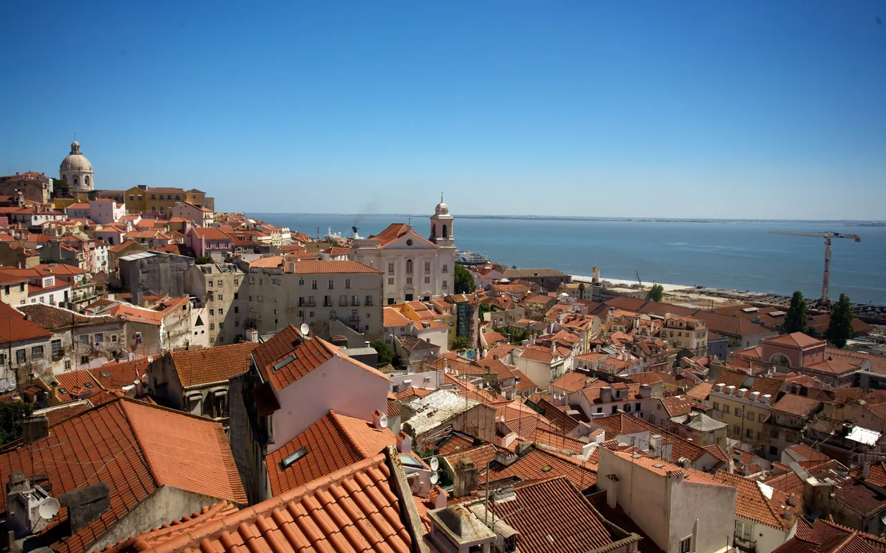 Les toits et les façades d’Alfama à Lisbonne