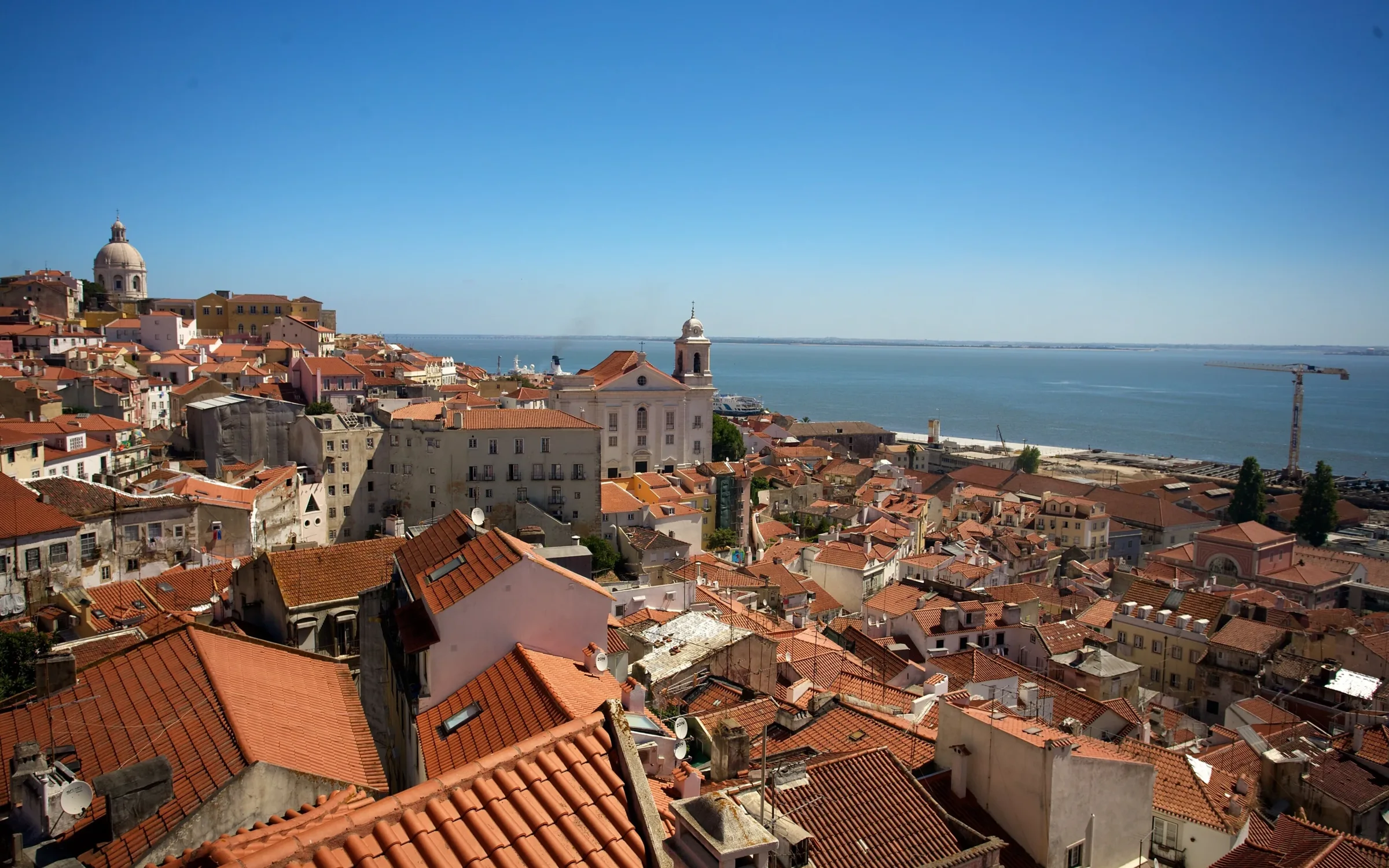 Les toits et les façades d’Alfama à Lisbonne